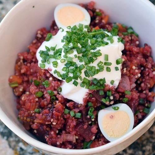 Farbiger rote beete bulgur salat mit creme fraiche schnittlauch und wachtelei