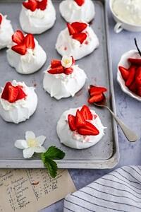 Mini pavlovas mit vanille erdbeeren