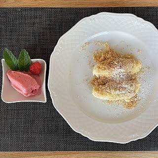 Topfennockerl mit Erdbeereis