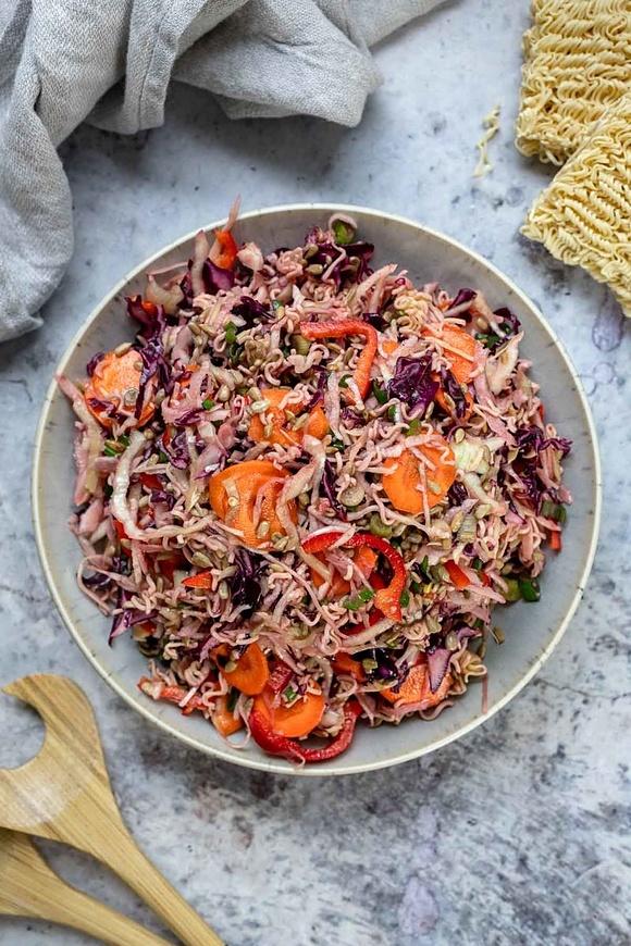 Knuspriger asiatischer Ramen-Nudelsalat