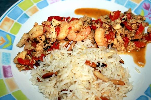 Fischragout mit Pinienkernen-Reis