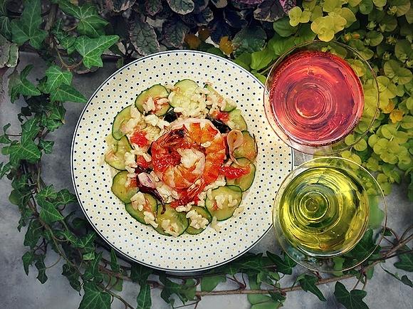 Zucchinirisotto mit garnelen und pink grapefruit, bunte getränkebegleitung