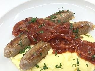 Kalbsbratwürste mit Kartoffelpüree und Zwiebel-Whiskey-Soße
