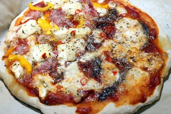 Pizza mit Sauerteig und verschiedenen Toppings