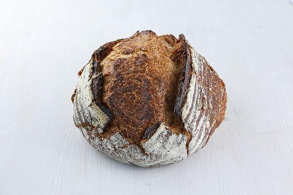Selbst gemachtes sauerteigbrot mit marinierter appenzeller, bärlauchkapern, eingelegten zwiebeln und schnittlauch