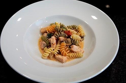 Pasta mit Lachswürfeln