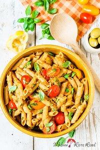 Tomaten-nudelsalat mit oliven-tomaten-dressing – ein sicherer sommerhit