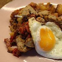 Kartoffel-Wurst-Gröstl mit Spiegelei