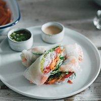 Rezept von nina hemmen: sommerrollen mit erdnuss-zitronengras-sauce & thai-dip