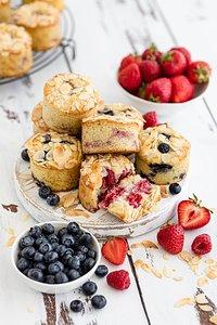 Saftige beeren muffins mit öl und weniger zucker