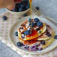 Pancakes mit griechischem joghurt und blaubeeren