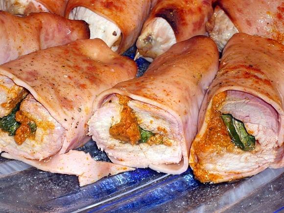 Gefüllte Schweineplätzchen im Schinkenmantel