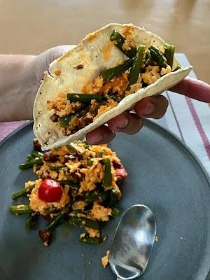 Mexikanischer eierspeis mit fisolen und chorizo
