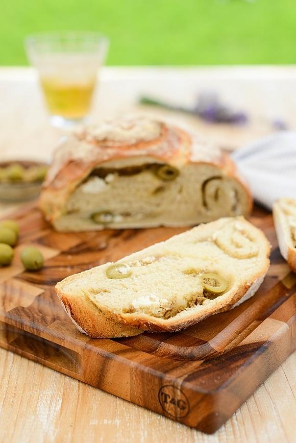 Brot mit Oliven und Ziegenkäse