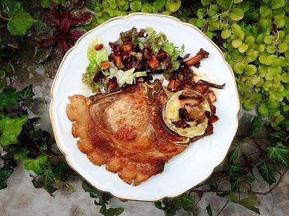 Gebratenes ruhrtaler freilandschwein mit kartoffel-pfifferling-püree und salat