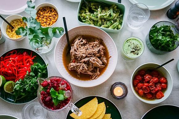 Bunte taco-party mit pulled pork, mango-chili-salat und salsa