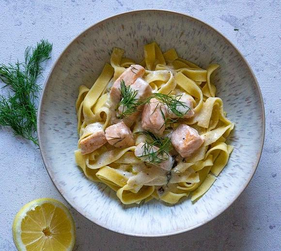 Bandnudeln mit Lachs in Zitronensoße