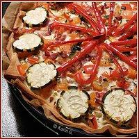 Gemüsetarte mit zucchiniblumen, möhren, paprika und frischkäse-eierguss