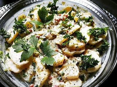 Wildkräuter und Kartoffelsalat
