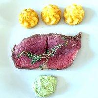 Einfaches roastbeef mit grüner kräutersauce – simple roastbeef with green herb sauce