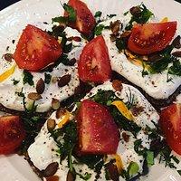 Wildkräuterquark auf frischem walnussbrot mit tomaten & wildkräutertopping