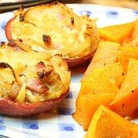 Salami-Zwiebelkuchenmuffins mit Knoblauchbutter-Ofenkürbis