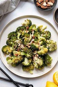 Gerösteter brokkoli mit zitrone, parmesan und mandeln