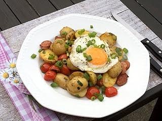 Kartoffelpfanne mit Würstchen und Spiegelei