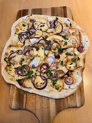 Pizza mit Sellerie und Scamorza