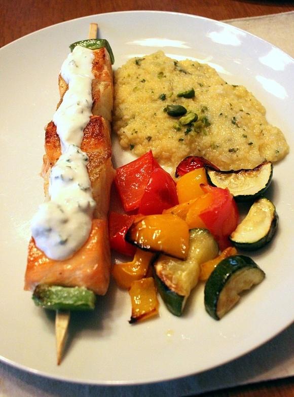 Marokkanisches fischgericht mit couscous und joghurtsauce