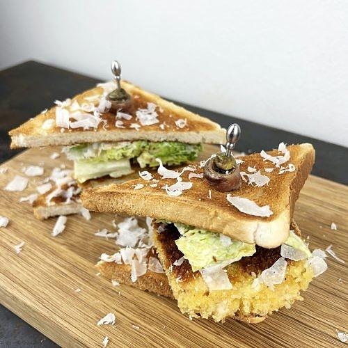 Caesar salad sandwich mit knusprigem paniertem pina pute
