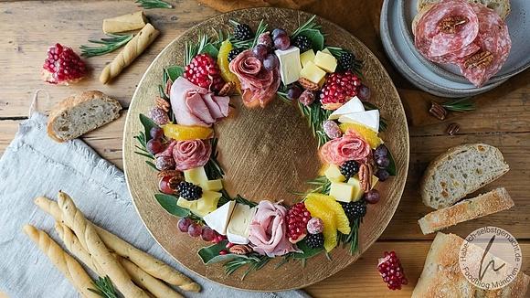 Charcuterie-Board als Weihnachtskranz Vorspeise