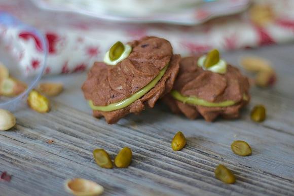 Mandel-Schoko-Tuffs mit Pistaziencreme und weißer Schokolade