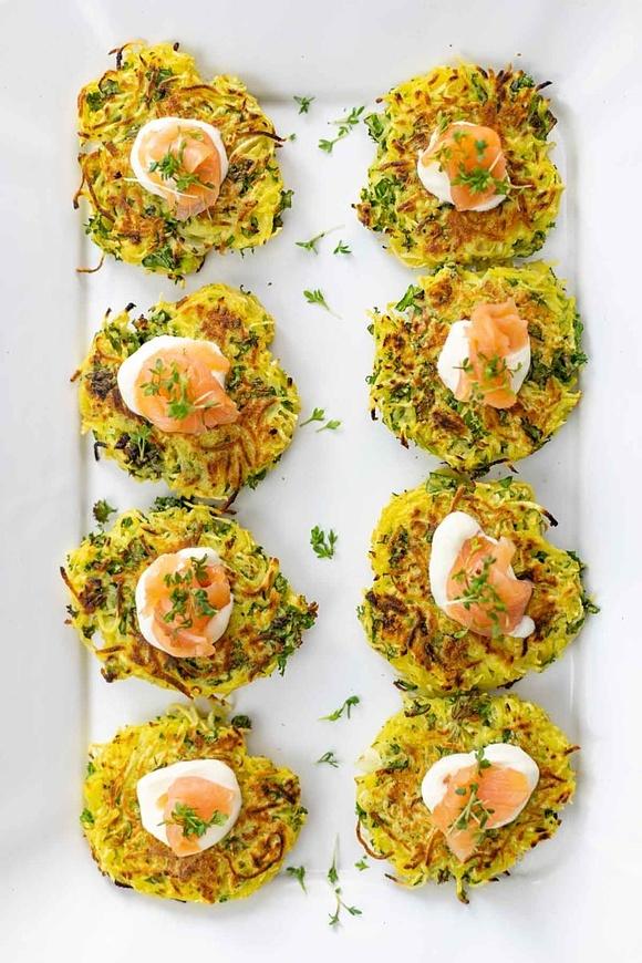 Kartoffelpuffer mit räucherlachs und creme fraiche