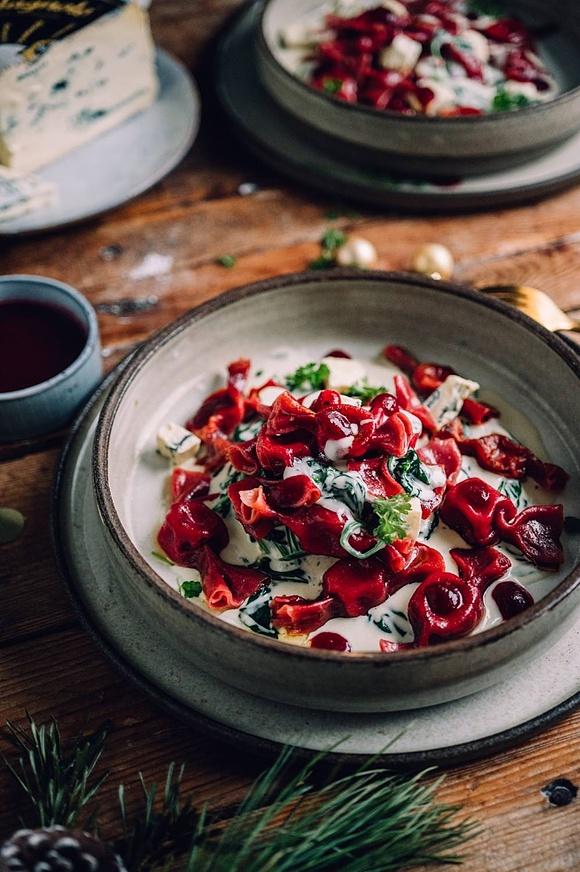 Rote beete ravioli mit montagnolo-spinat-sauce