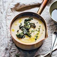 Rezept von tieghan gerard: die perfekte kartoffelsuppe mit knusprigem grünkohl
