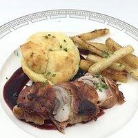 Weihnachtsmenü 2021 - kaninchenrücken im baconmantel mit kartoffelmuffins, gebratenen schwarzwurzeln und heidelbeersoße