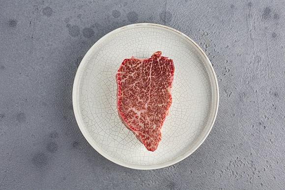 Tataki vom wagyu mit sellerie-béchamel und gari