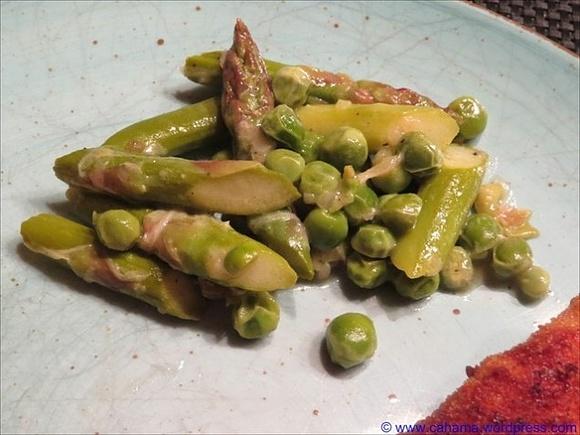 Lauwarmer Spargel-Erbsensalat
