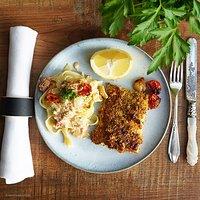 Sellerieschnitten mit krosser Senf-Kräuterkruste und einer Zwiebel-Rahmsauce