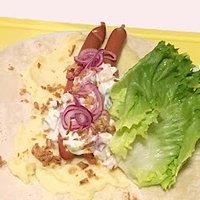 Tunnbrödsrulle mit Apfelsalat und eingelegten Zwiebeln