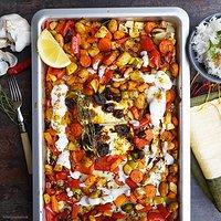 Ofengemüse mit feta, datteln, orientalischem würzöl und kokosjoghurt