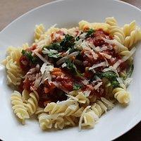 Nudeln mit würziger Tomatensoße, vegetarisch