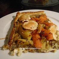 Blätterteig-tarte mit topinambur, wurzeln, pastinaken und ziegenkäse