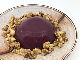 Pelamushi mit karamellisierten walnüssen - georgischer pudding aus traubensaft