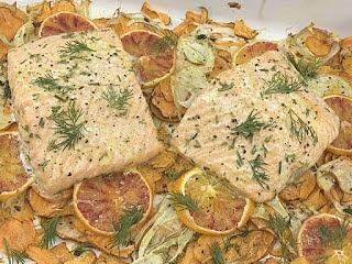Marinierter lachs mit fenchel und süßkartoffeln aus dem ofen
