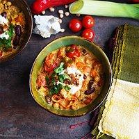 Marokkanischer eintopf mit lauch, tomaten, kichererbsen, roter spitzpaprika, kidneybohnen und kokosmilch