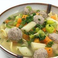 Wintereintopf mit Wurzelgemüse und Fleischbällchen