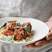 Rezept von mikkel karstad: spaghetti mit hackbällchen in tomatensoße
