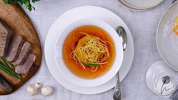 Klare Suppe für Fleischbrühe